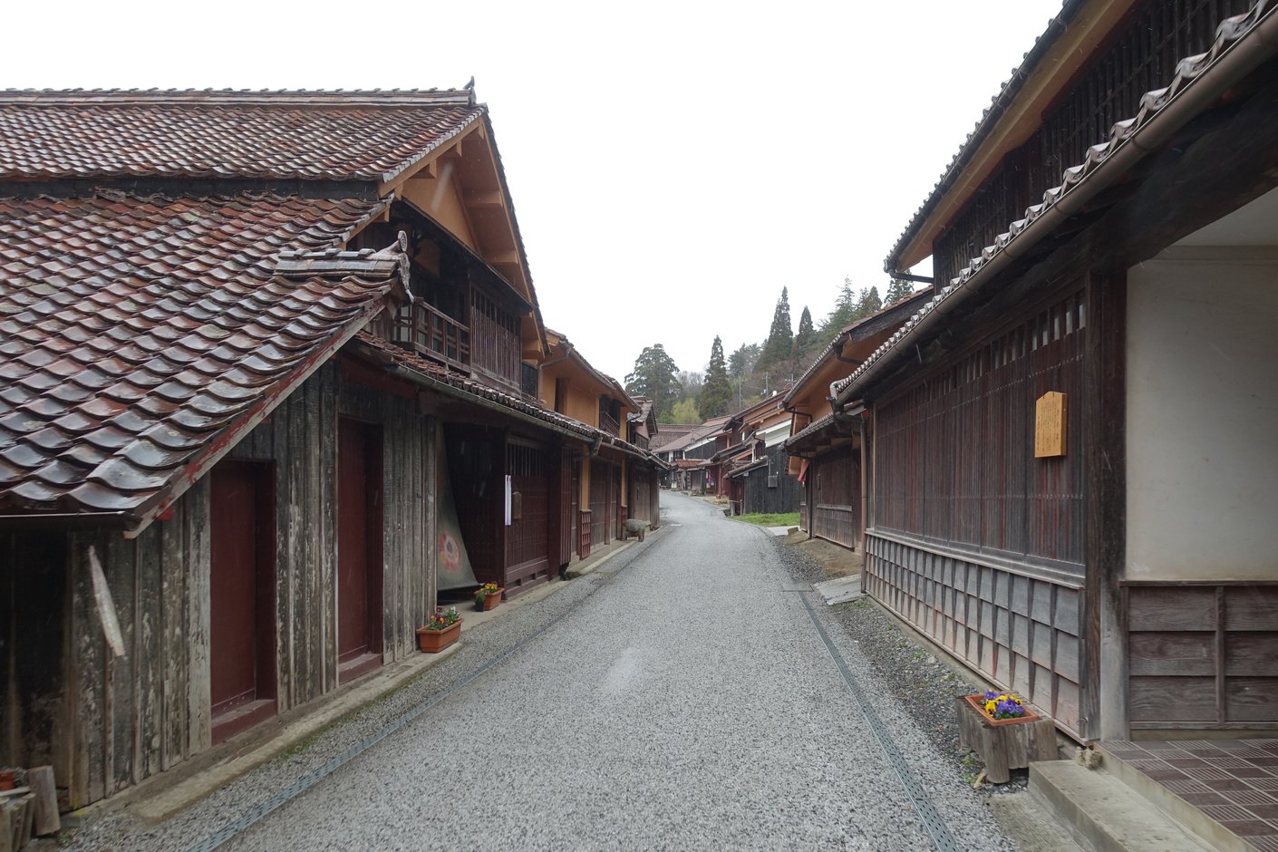 Fukiya's streets known for the red streets of Ishishu tiles and Bengala plaster walls (Fukiya Furusato Village, Fukiya Traditional Buildings Preservation District, Takahashi City)