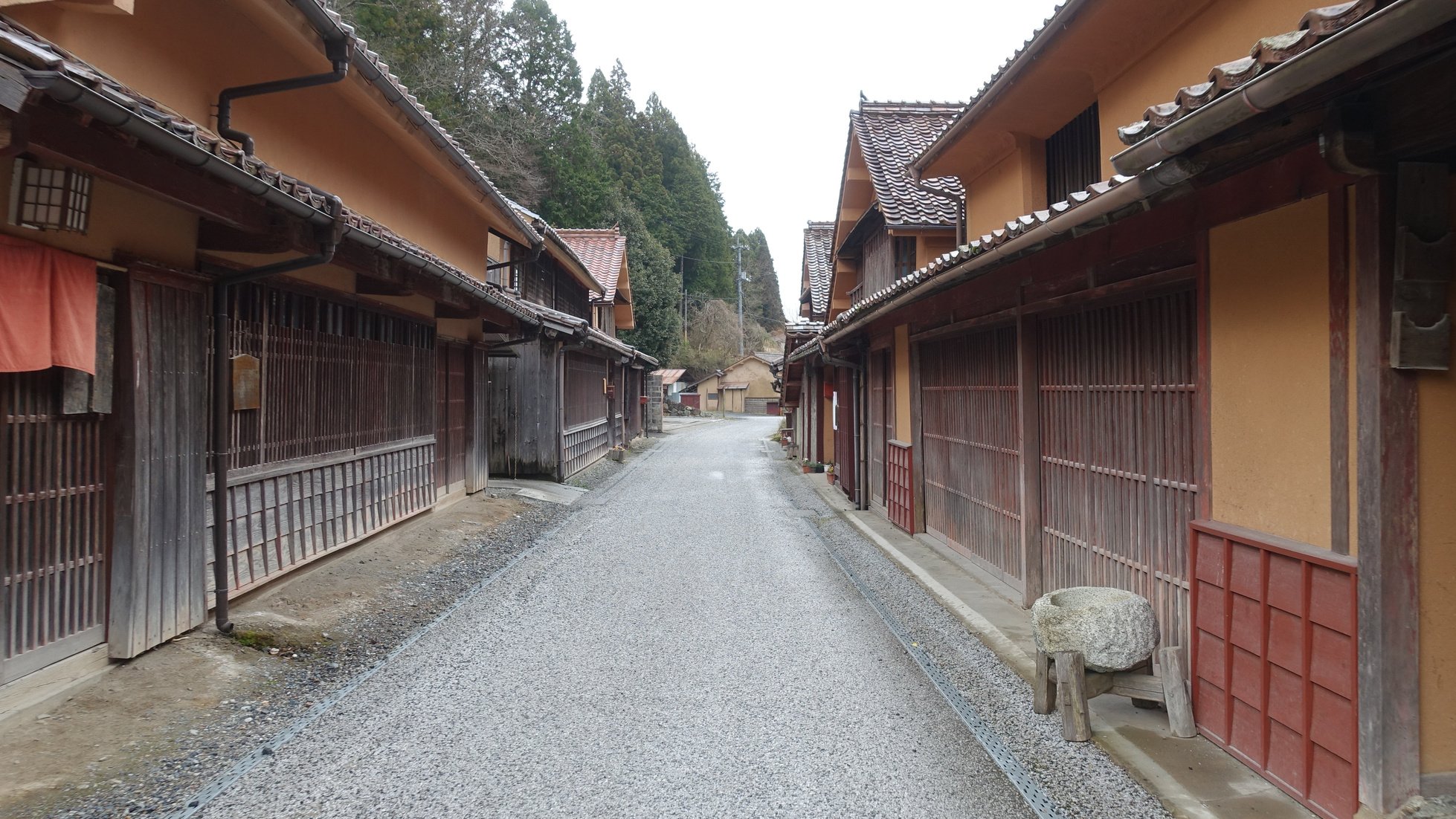 Fukiya's streets known for the red streets of Ishishu tiles and Bengala plaster walls (Fukiya Furusato Village, Fukiya Traditional Buildings Preservation District, Takahashi City)